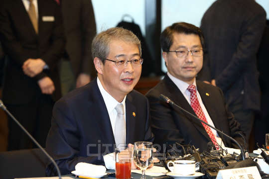 임종룡 금융위원장(왼쪽)이 3일 은행회관에서 열린 3차 금요회에서 안심전환대출에 대해 이야기하고 있다.